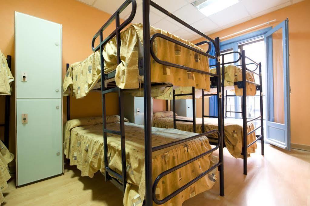 Cats Chill Out Hostel Madrid Exterior photo